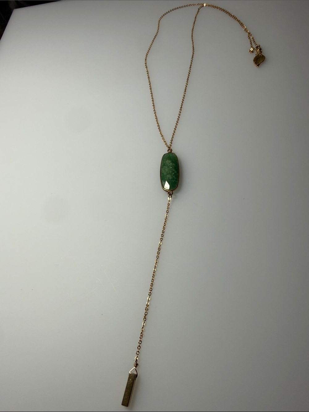 (G18)
Gold-Tone Lariat Necklace with Green Stone Pendant